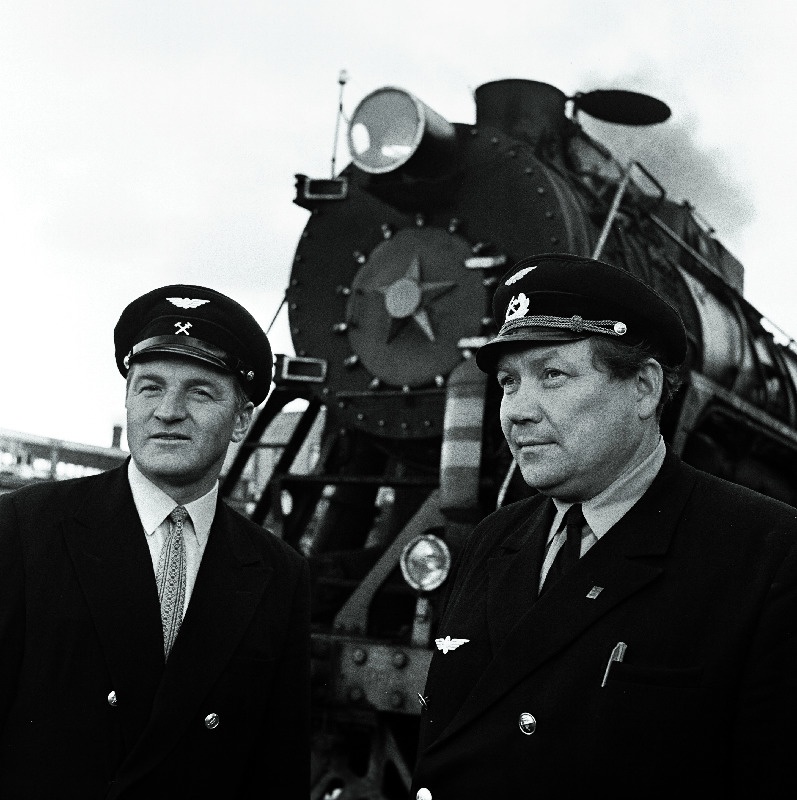 Balti Raudtee Eesti Raudteekonna Tapa veduridepoo ülem Otto Haavistu (paremal) ja raskekaaluliste rongide vedurijuht Aleksei Panov.