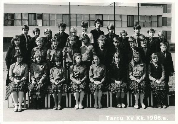 Grupifoto. Tartu 15. Keskkooli õpilased 1986a.