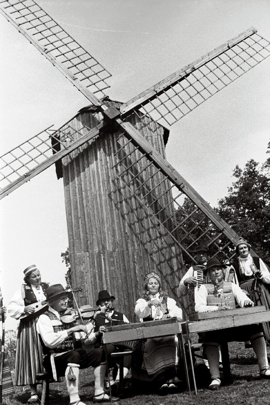 Pärnu külakapell rahvatantsupeo ajal vabaõhumuuseumis esinemas.