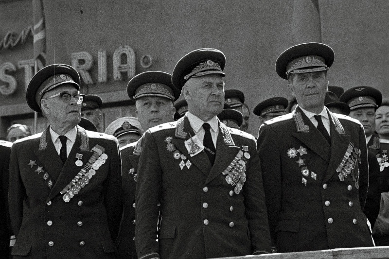 Suure Isamaasõja veteranide rongkäigu fašistliku Saksamaa üle saavutatud võidu 25.aastapäeval tervitavad (vasakult) erukindralmajorid J.Lombak, K.Allikas, K.Aru ja erukindralmajor L.Pärn.