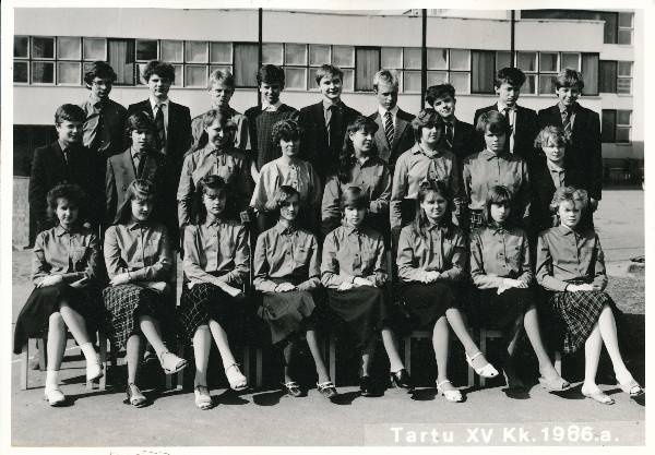 Grupifoto. Tartu 15. Keskkooli õpilased 1986a.