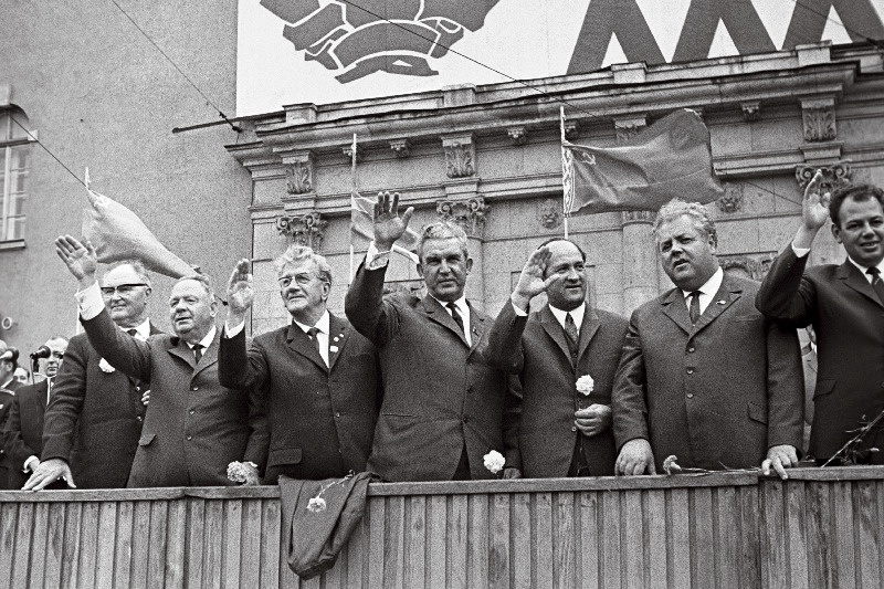 Rahvatantsupeost osavõtjate rongkäiku tervitavad (vasakult) ENSV Ülemnõukogu Presiidiumi esimees A. Müürisepp, EKP Keskkomitee esimene sekretär J. Käbin, Saksa DV Schwerini ringkonna delegatsiooni juht SSÜP Schwerini ringkonnakomitee esimene sekretär B. Quandt, ENSV Ministrite Nõukogu esimees V. Klauson, Valgevene NSV Ministrite Nõukogu esimees T. Kisseljov, EKP Keskkomitee teine sekretär A. Vader, Schwerini ringkonnanõukogu täitevkomitee esimees R. Fleck.