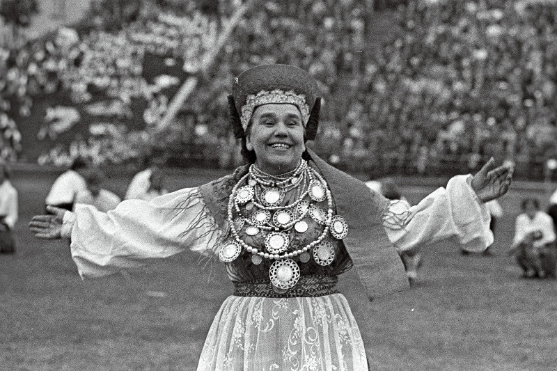 Eesti NSV teeneline kultuuritegelane Laine Mesikäpp rahvatantsupeol Komsomoli nim. staadionil.