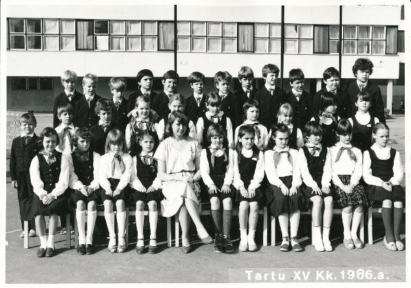Grupifoto. Tartu 15. Keskkooli õpilased, 1986.