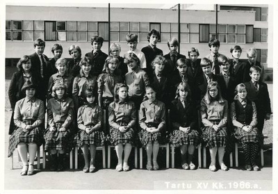 Grupifoto. Tartu 15. Keskkooli õpilased, 1986.  duplicate photo