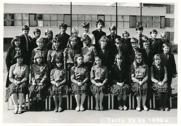 Grupifoto. Tartu 15. Keskkooli õpilased, 1986.