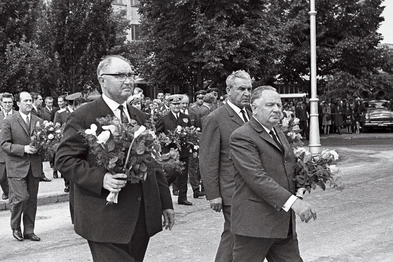 Eesti NSV 30. aastapäeval viivad lilli V.I. Lenini mälestussamba juurde (vasakult) ENSV Ülemnõukogu Presiidiumi esimees A. Müürisepp, ENSV Ministrite Nõukogu esimees V. Klauson ja EKP Keskkomitee esimene sekretär J. Käbin.
