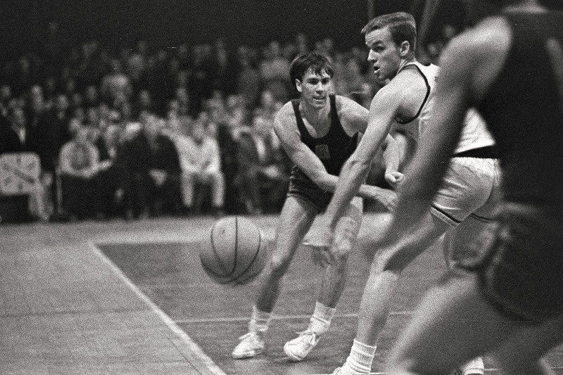 Moment USA ja Eesti NSV korvpallurite kohtumiselt rahvusvahelisel korvaplliturniiril "Kalevi" spordihallis. Vasakul Aleksei Tammiste.