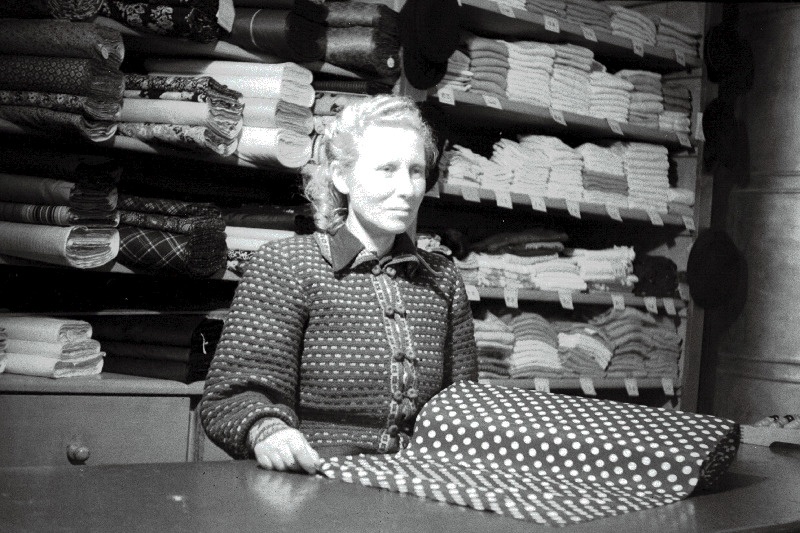 Märjamaa Rajooni Tarbijate Kooperatiivi kaupluse nr. 3 müüja H. Tammi.