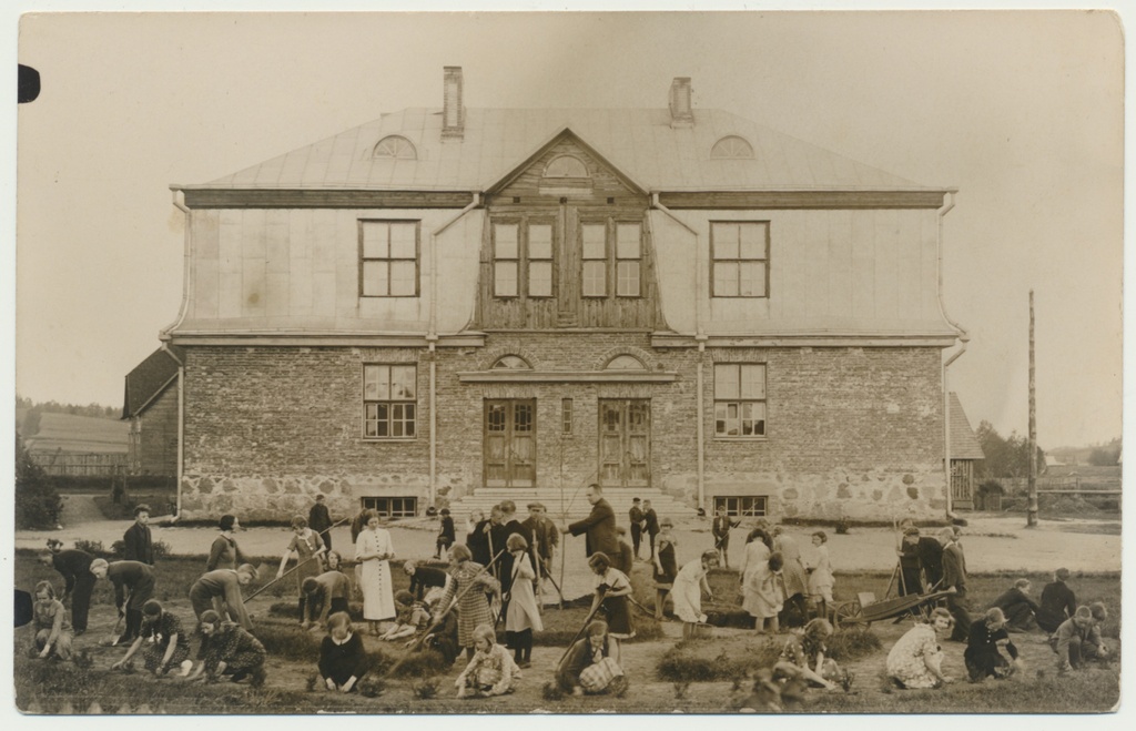 foto, Suure-Jaani khk, Tääksi, Tillu-Reinu kooliõpilased haljastustöödel, 1936 foto Oskar Kivisild