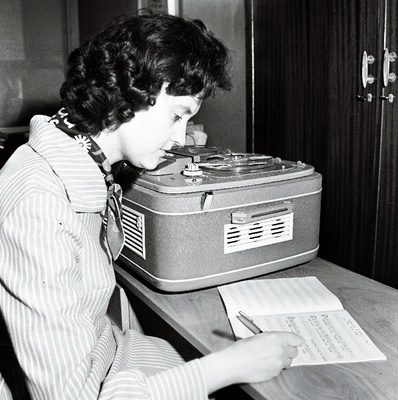 Eesti NSV TA Fr.R.Kreutzwaldi nim.Kirjandusmuuseumi rahvamuusikasektori juhataja filoloogiakandidaat Ingrid Rüütel magnetofonisalvestust dešifreerimas.  similar photo