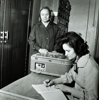 Eesti NSV TA Fr.R.Kreutzwaldi nim.Kirjandusmuuseumi rahvamuusikasektori juhataja filoloogiakandidaat Ingrid Rüütel (paremal) ja helitehnik Erna Tampere magnetofonisalvestust kuulamas.  similar photo