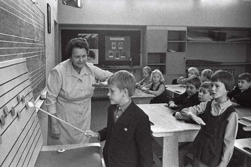 ENSV teeneline õpetaja Vilja Toomi Tallinna 21.Keskkoolis tundi andmas.