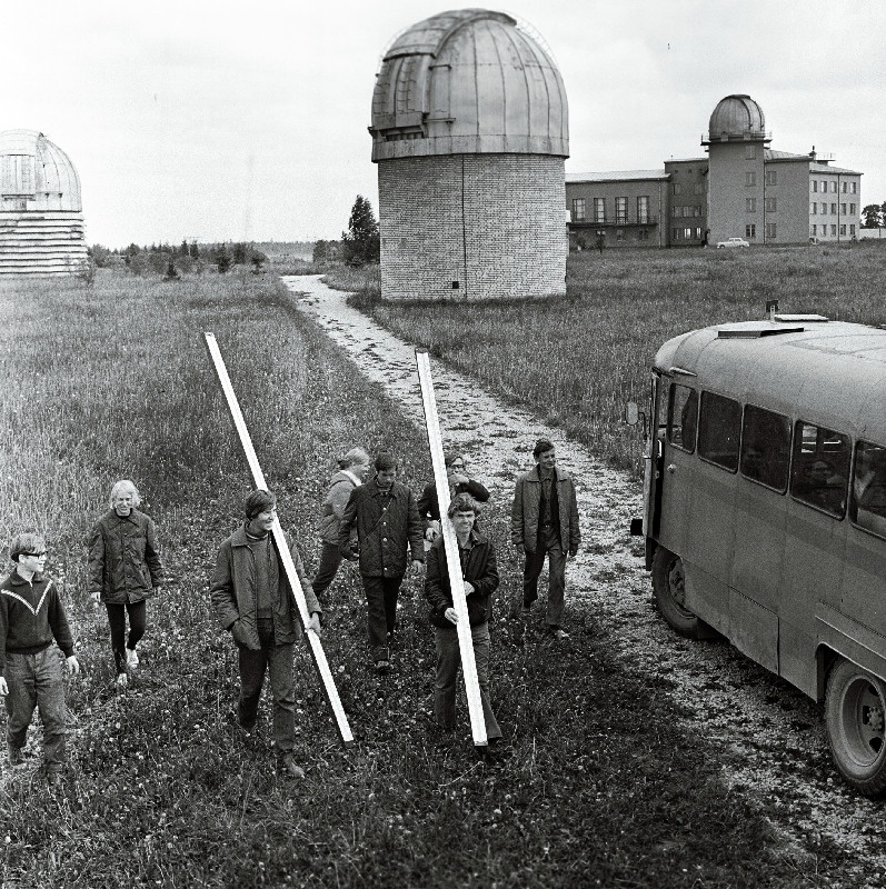 Nõo keskkooli matemaatika ja füüsika eriklasside õpilased enne ärasõitu teaduslikule ekspeditsioonile, kus nad omandavad ENSV TA Füüsika ja Astronoomia Instituudi kogenud teaduslike töötajate käe all praktilisi mõõtmisoskusi.