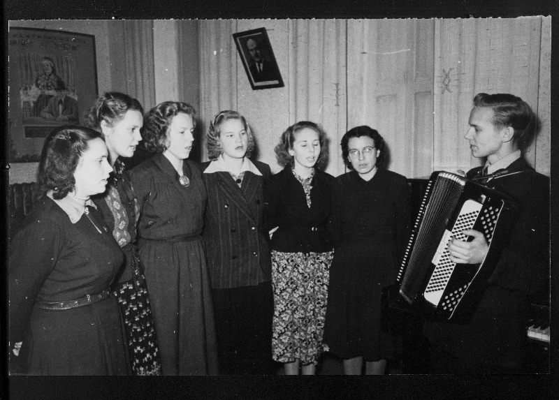 Suure-Jaani Põllumajanduskooli naisansambel harjutamas õpetaja, kommunistliku noore O. Saukase juhtimisel.