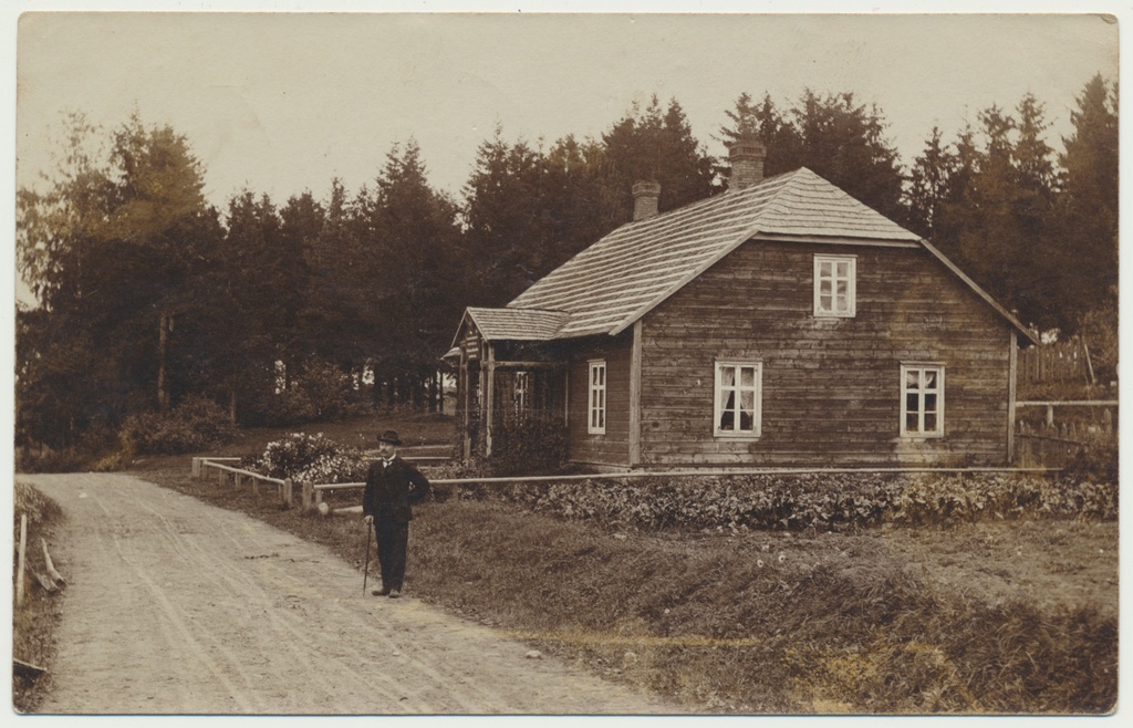 foto, Viljandimaa, Tuhalaane vallamaja ja vallakirjutaja M.Kull, 1908