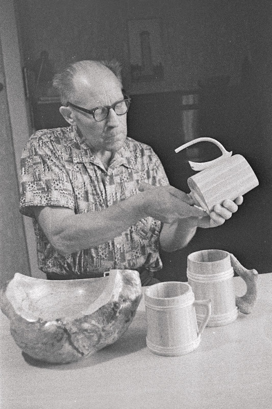 Pärnu Metsakombinaadi tisler, isetegevuslik tarbekunstnik Johannes Hallik oma puunikerdustega.