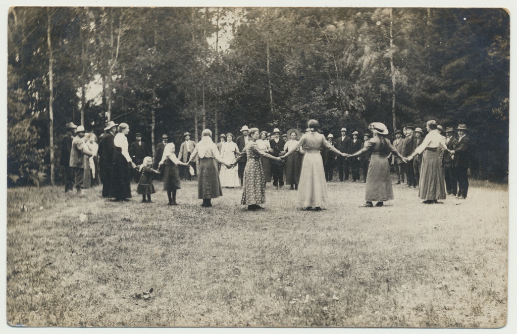 foto tantsuplats Tuhalaane külas Paistu khk, grupp, ringmäng u 1915