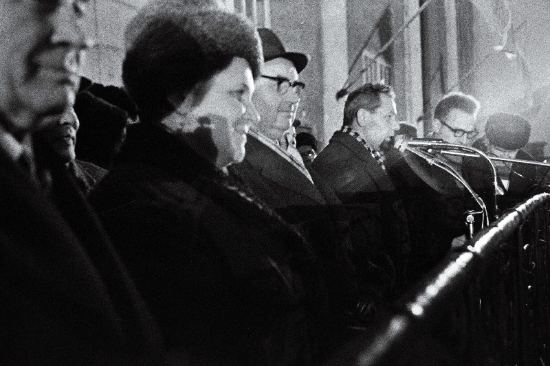 EKP Narva Linnakomitee esimene sekretär J.Volkov Eesti Töörahva Kommuuni 50. aastapäevale pühendatud Narva linna töötajate pidulikul miitingul esinemas.