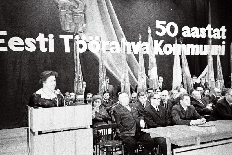 Narva TSN Täitevkomitee esimees M.Jangolenko Eesti Töörahva Kommuuni 50. aastapäevale pühendatud EKP Narva Linnakomitee pidulikul pleeniumil ja Narva Töörahva Saadikute Nõukogu pidulikul istungjärgul esinemas.