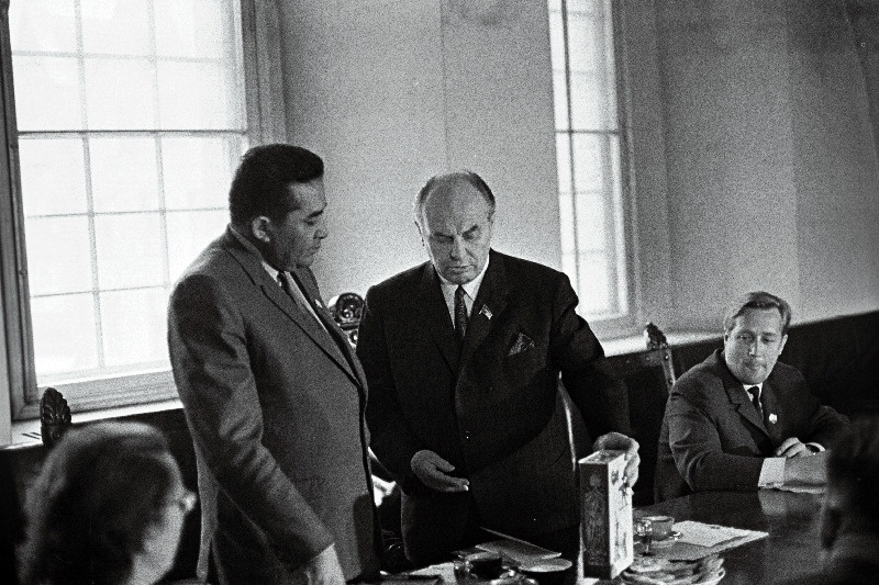 Tallinna TSN Täitevkomitee esimees J. Undusk Usbeki NSV Ministrite Nõukogu esimehe asetäitjale S. Azimovile Usbeki NSV kunsti ja kirjanduse dekaadi ajal kingitust üle andmas.