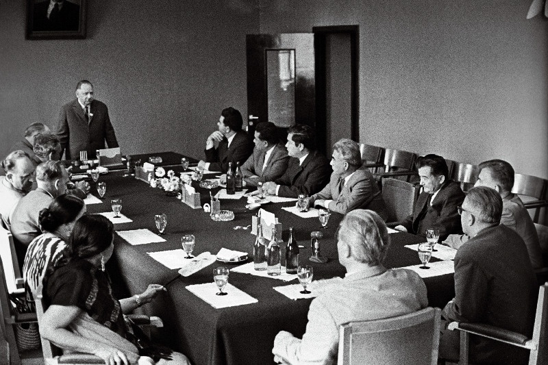 Usbeki NSV valitsusdelegatsiooni liikmed Usbeki NSV kunsti ja kirjanduse dekaadi ajal vastuvõtul EKP Keskkomitee esimese sekretäri J. Käbini juures.