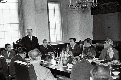 Usbeki NSV valitsusdelegatsiooni liikmed Usbeki NSV kunsti ja kirjanduse dekaadi ajal vastuvõtul Tallinna TSN Täitevkomitee esimehe J. Unduski juures.  similar photo