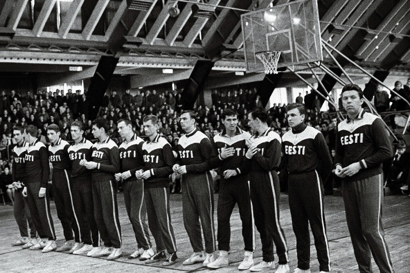3. rahvusvahelise korvpalliturniiri Tallinna TSN Täitevkomitee rändkarikale võitja-Eesti NSV koondmeeskond.