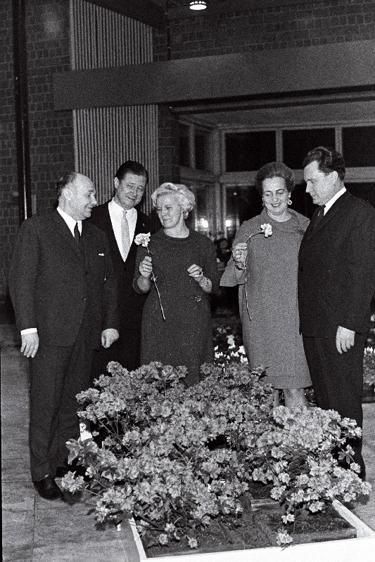 Soome peakonsuli NSV Liidus O. Bergmani ja tema abikaasa poolt korraldatud vastuvõtt kohvikus "Tuljak" Soome kultuurinädala puhul NSV-s. Vasakult 1. Tallinna TSN Täitevkomitee esimees J. Undusk, 2. peakonsul O. Bergman.