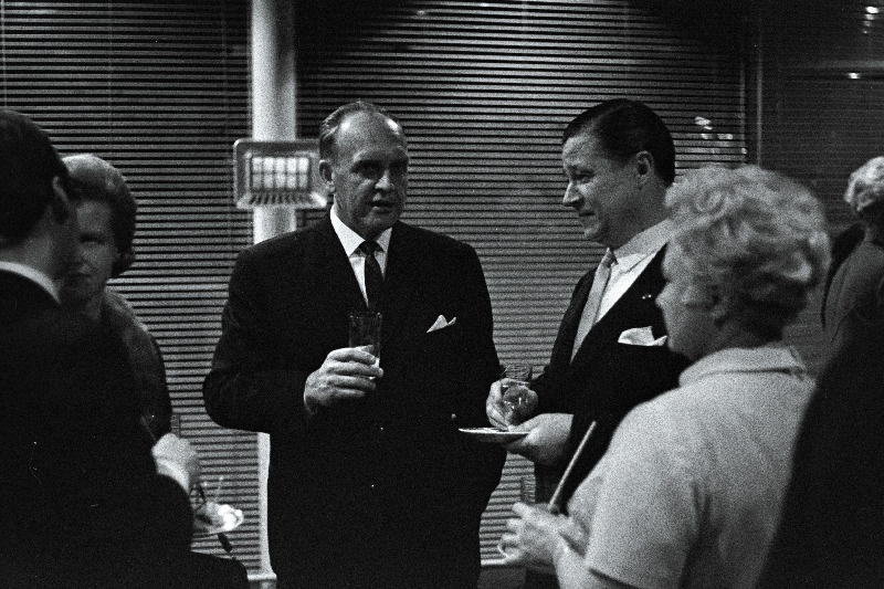 Soome peakonsul NSV Liidus O. Bergman (paremal) ja Eesti NSV Ministrite Nõukogu esimehe asetäitja, Eesti NSV välisminister A. Green peakonsuli ja tema abikaasa poolt Soome kultuuri nädala puhul korraldatud vastuvõtul kohvikus "Tuljak" vestlemas.