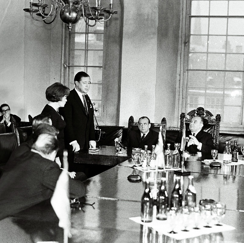 Soome Vabariigi peakonsul NSV Liidus O. Bergman (seisab) vastuvõtul Tallinna TSN Täitevkomitee esimehe J. Unduski juures.