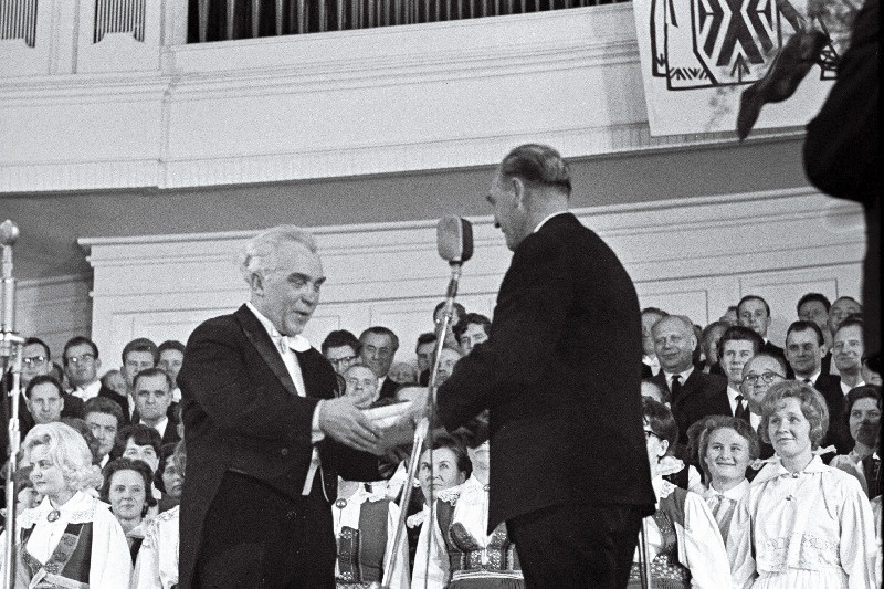 Eesti NSV Ministrite Nõukogu esimehe asetäitja A. Green NSV Liidu rahvakunstnikku, professor Gustav Ernesaksa tema 60. sünnipäevale pühendatud autorikontserdil õnnitlemas.