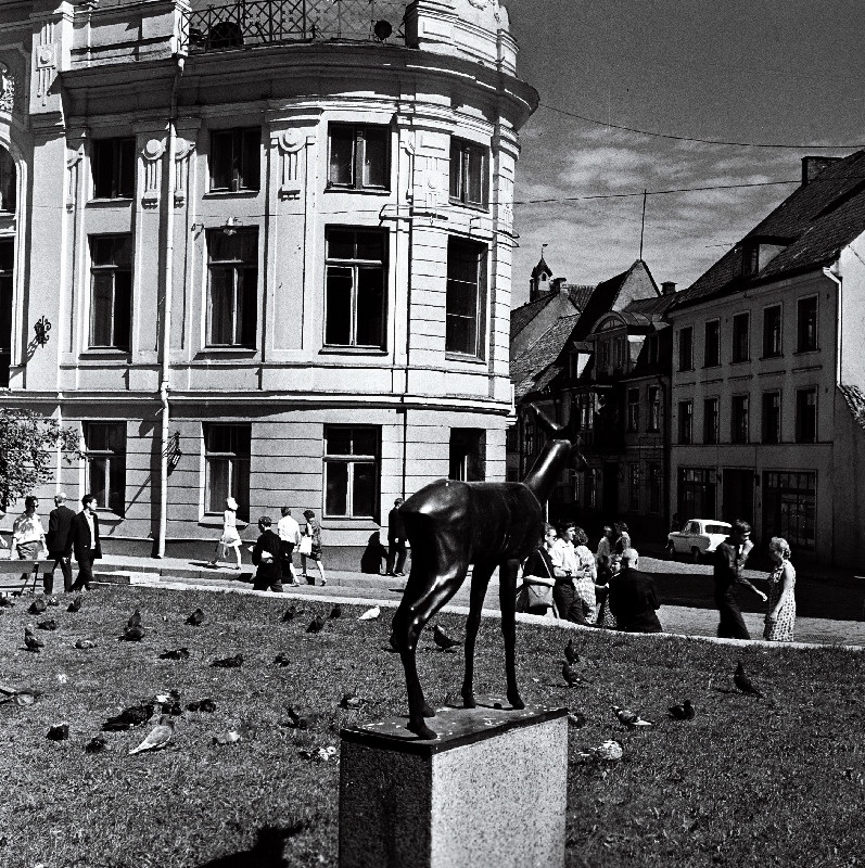 Vaade J. Koorti skulptuurile "Kits" Vaksali tänavas.