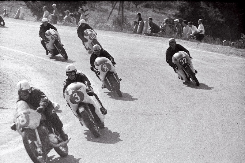 Võistlejad 125cm³ masinaklassis distantsil ÜLKNÜ 50. aastapäevale pühendatud üleliidulistel meistrivõistlustel mootorrataste ringrajasõidus.