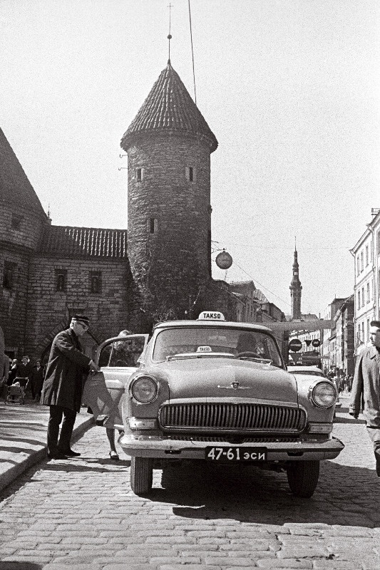 Plafooniga takso Viru tänaval.