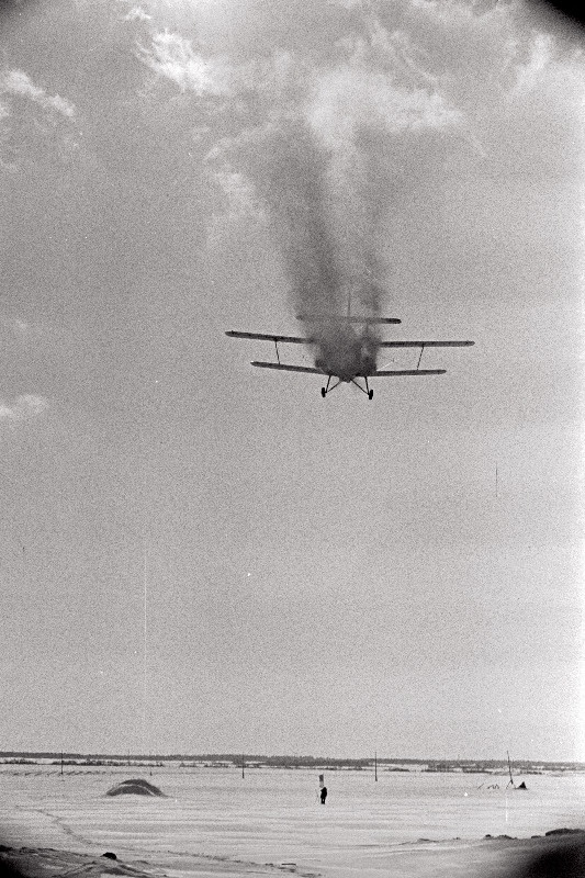 Eesti Tsiviilõhulaevastiku Valitsuse eriteenistuste lennuk Harju rajooni "Rahva Võidu" kolhoosi põldudele mineraalväetist külvamas.