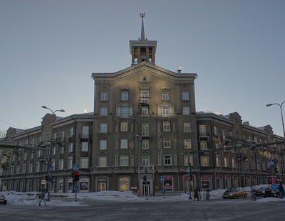 Tehase Dvigatel elamukvartal, vaade hoone torniga nurgaosale. Arhitekt A. Vlassov rephoto