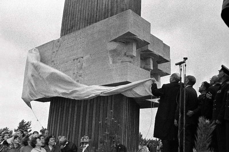Eesti NSV Ülemnõukogu Presiidiumi esimees A. Müürisepp Tehumardile püstitatud Saaremaa kaitsjate monumenti avamas.