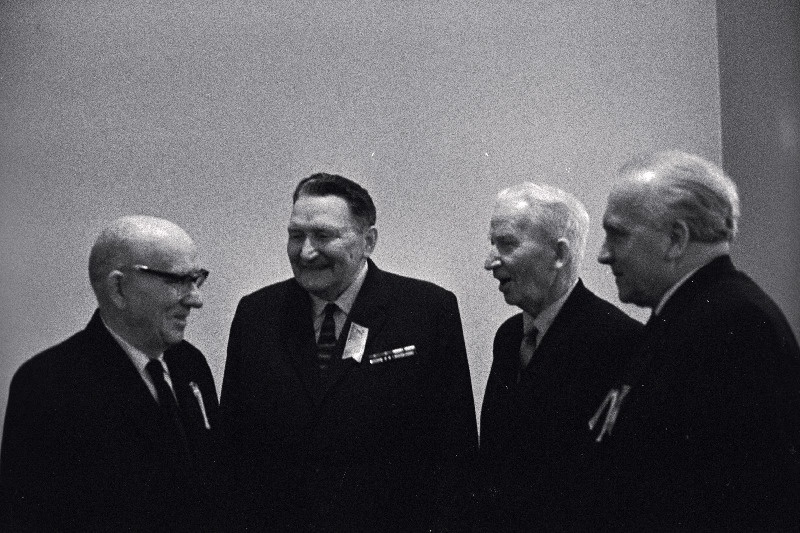 Suure Sotsialistliku Oktoobrirevolutsiooni 50. aastapäevale pühendatud Eestimaa Kommunistliku Partei Keskkomitee ja Eesti NSV Ülemnõukogu piduliku koosoleku vaheajal meenutavad möödunut vanad kommunistid (vasakult) A. Kimm, A. Pressmann, A. Tuur ja J. Hämalane.