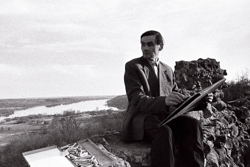 Viljandi rajooni Kultuurimaja isetegevuslik kunstnik, segatööstuskombinaadi puusepp Arnold Karu Viljandi lossimägedes etüüde visandamas.