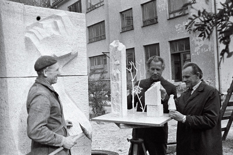 Arhitekt Ü. Sirp (paremalt) skulptor E. Rebane ja kunstifondi skulptuuriateljee meister R. Volk Jõgeva rajooni Siimuste vennaskalmistu monumendi kipsmaketi juures.