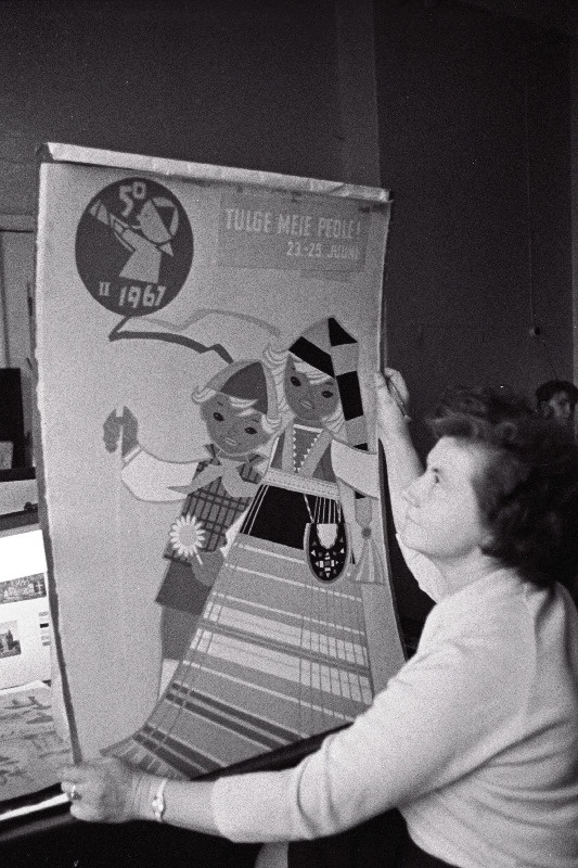 Kunstnik M. Fuks plakatit „Tulge meie peole“ viimistlemas.