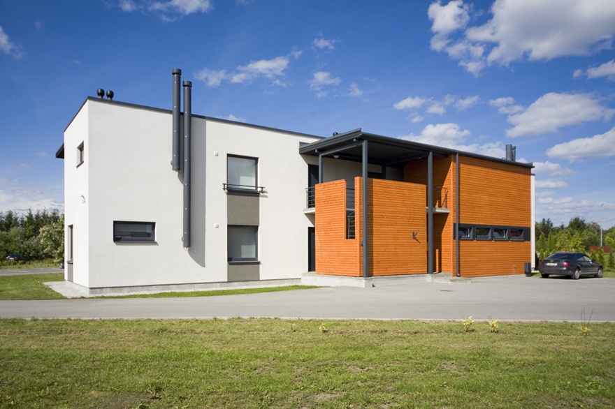 Soosepa elurajoon Pärnamäe külas Viimsis, vaade hoonetele. RAP Arhitektid / Raul Kõllamaa, Anne Arus