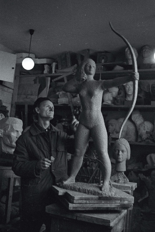 Skulptor Endel Taniloo oma ateljees.