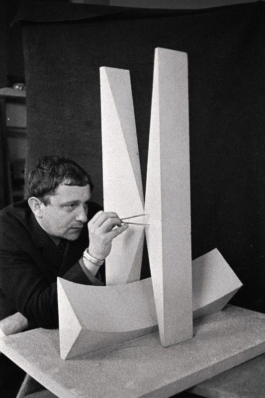 Arhitekt Udo Ivask F. G. W. Struve obeliski maketi juures.