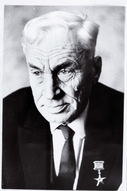 Harju rajooni Mitšurini nimelise kolhoosi esimees, sotsialistliku töö kangelane A. Preemet.