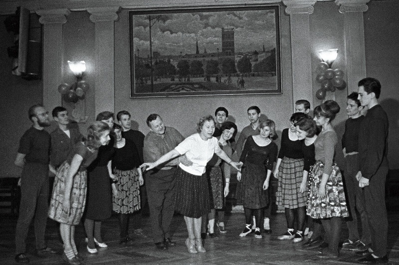 Eesti NSV teenelised kultuuritegelased Salme ja Ott Valgemäe rahatantsujuhtidest koosnevale tantsukollektiivile oma uusloomingulist rahvatantsu „Läki matkama“ õpetamas.