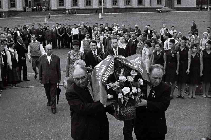 Eesti kultuuripäevadest osa võtnud Eesti NSV Ülemnõukogu Presiidiumi esimees A. Müürisepp (vasakult) ja Eestimaa Kommunistliku Partei sekretär L. Lentsman viivad lilli V. I. Lenini mälestussamba jalamile.