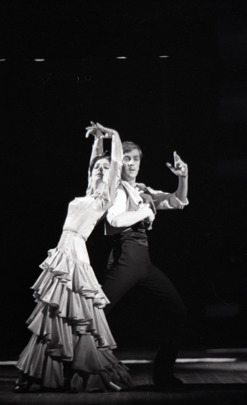 Stseen Riikliku Akadeemilise Teatri „Vanemuine“ balletilavastusest „Kontrastid“. Hispaania rapsoodiat tantsivad Naine – Regina Tõske ja Mees – Ülo Vilimaa.