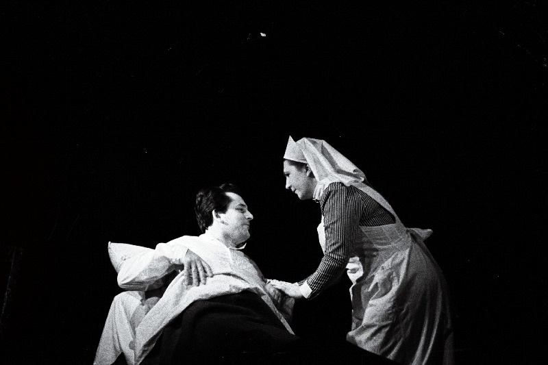 Stseen Riiklikus Akadeemilises Teatris „Vanemuine“ lavastatud H. Otsa muusikalisest novellist „Tooma tohter“. Õde Emma – Eesti NSV teeneline kunstnik Lehte Mark, Toomas – Henn Pai.